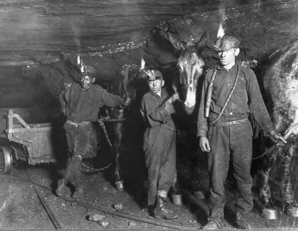 Child_coal_miners_1908_crop